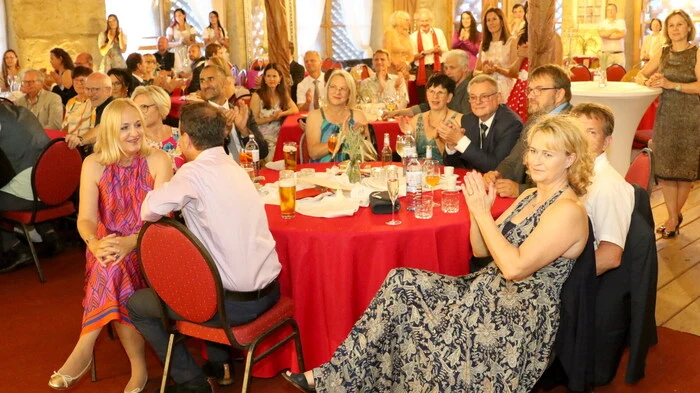 Tanzfreudige kamen am Wochenende in der Gemeinde St. Georgen am Längsee voll auf ihre Rechnung. Die vierfachen Dancing-Stars Andy & Kelly Kainz luden in Kooperation mit Brunnerhof-Wirtin Iris Stromberger am Samstagabend zum Sommernachtsball in den Brunnerhof-Stadl. 