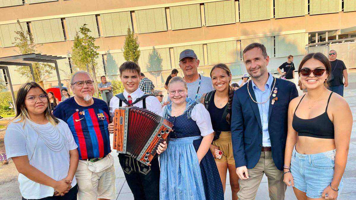 Indigene aus Vancouver in Althofen. Chief Larry George (2.v.l.), Organisator Gery Valtiner (mitte) und VIzebürgermeister Michael Baumgartner (2.v.r.) mit drei Mädchen vom Stamm der Cowichan und Mitgliedern der Landjugend Krappfeld 