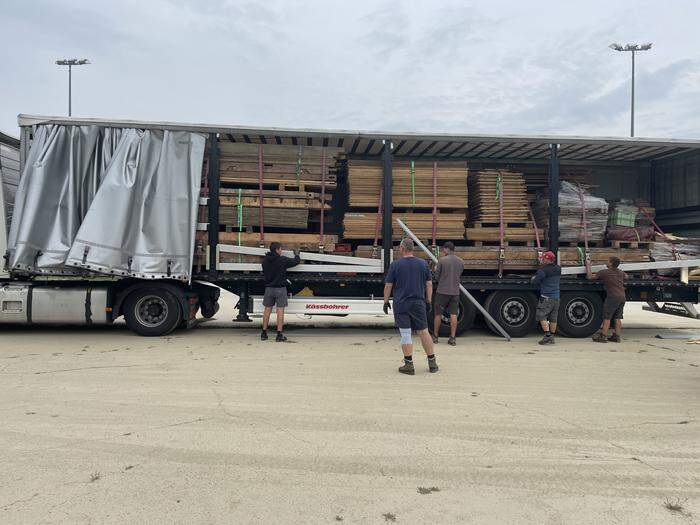 Mit drei Stunden Verspätung kam der LKW aus Deutschland endlich an 