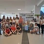 Einige Schüler und Lehrer posieren in der Schule für ein Foto.