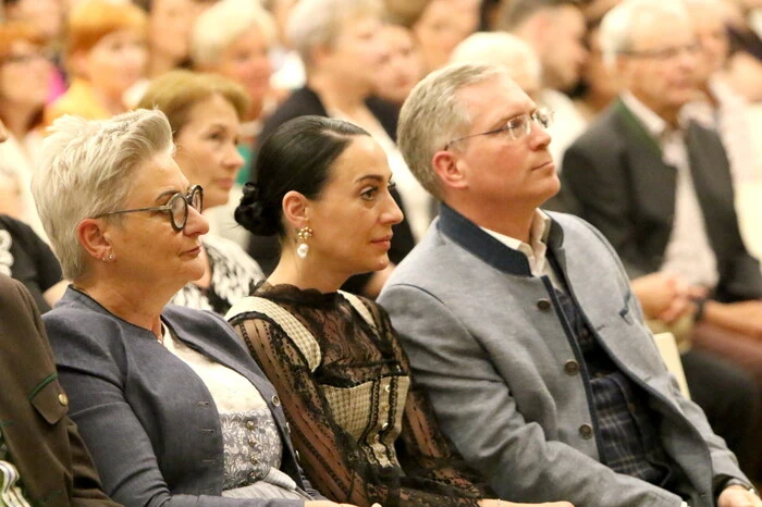 Nicht mit Applaus sparten an diesem vergnüglichen Abend unter anderen Bürgermeister Martin Kulmer mit Stellvertreterin Silvia Radaelli, Bezirkskapellmeister Martin Irrasch sowie Bezirksstabführer Alexander Sucher. 