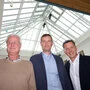 Drei Männer stehen unter einem neuen Glasdach und blicken in die Kamera  | Stadtrat Herwig Engl, Patrick Hofer vom Unternehmen Hofer Metalltechnik und Landesrat Daniel Fellner
