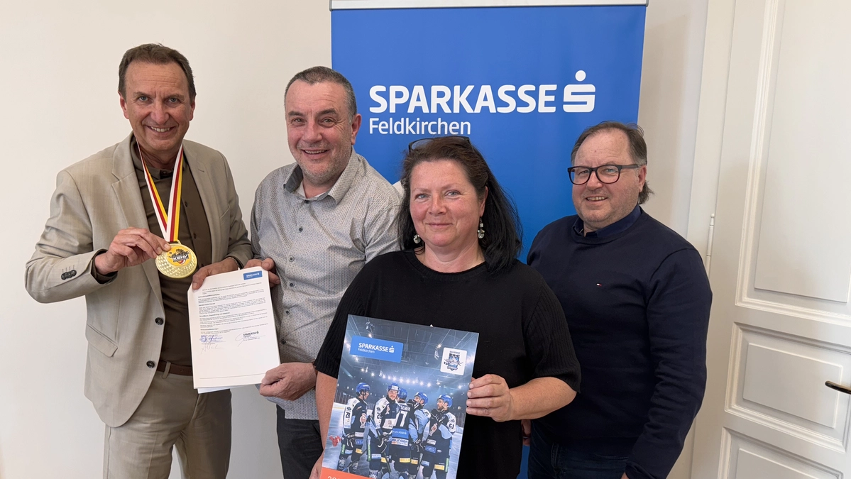 Sparkasse-Vorstandsvorsitzender Gerhard Greimer, ESC-Obmann Hans-Jürgen
Tschernutter, Vereinskassierin Alexandra Altenreiter und ESCSportdirektor Armin Ratz (von links)