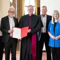 Stiftspfarrer Erich Aichholzer darf sich jetzt Monsignore nennen. Am Mittwoch wurde ihm das Dekret im Beisein seiner Familie von Bischof Josef Marketz überreicht 