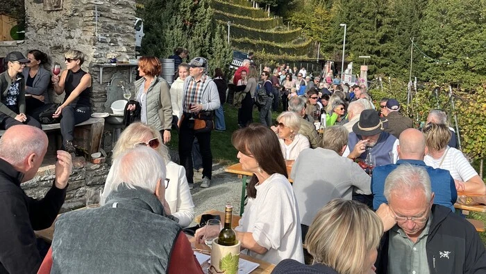 Zahlreiche Menschen beim Weinfest auf Burg Glanegg.