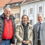 Sandrine und Peter Fleissner-Rieger, hier mit Bürgermeister Martin Kulmer (rechts), eröffnen am 2. April