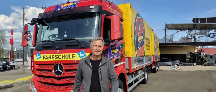 Ein Mann steht vor einem LKW