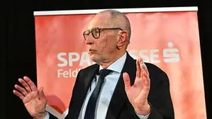 Konrad Paul Liessmann im Amthof Feldkirchen: „Einer menschlichen KI müssten wir also Schmerzfähigkeit beibringen“