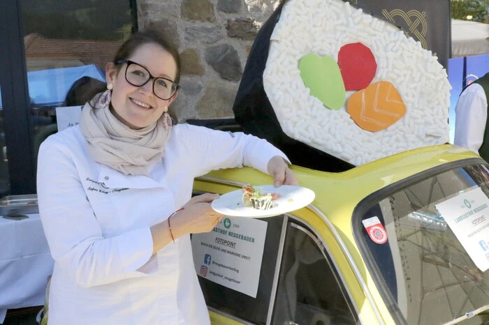 So bestand bei 40 von 60 Mitgliedsbetrieben aus fünf Tälern den ganzen Tag über die Möglichkeit, nach passenden Geschenksartikeln Ausschau zu halten, kulinarische Schmankerln zu verkosten oder traditionelles Handwerk zu bestaunen.