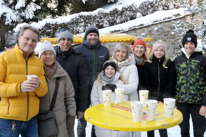Bei heißen Getränken kamen die Besucherinnen und Besucher in weihnachtliche Stimmung.