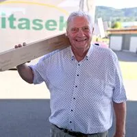 Unternehmer Peter Witasek mit seiner entwickelten Baumschutzhülle