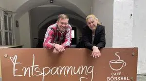 Zwei Menschen lehnen auf einem Schild mit der Aufschrift „Börserl“. | René Hinteregger und Kvetoslava Regenfelder eröffnen gemeinsam das Börserl 