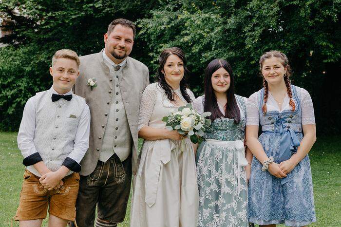 Mit Familie und Freunden wurde die Hochzeit gefeiert