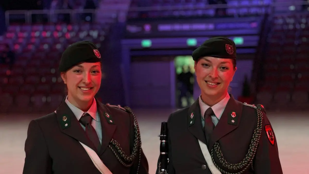 Sandra und Anika Wigoschnig beim Militärmusikfestival in Salzburg