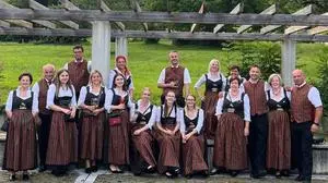 Ein Chor, aufgestellt in einer roten und braunen Tracht.  | Der Singkreis Lieding kann sich über ein Jubiläum freuen 