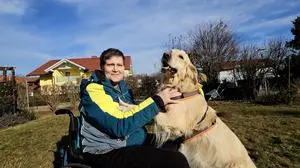 Ingrid Meckel mit ihrem Sultan, der ihr in allen Lebenslagen zur Seite steht