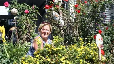 Susanne Peterschitz in ihrem Traumgarten