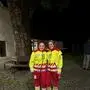 Zwei junge Frauen in Rettungsausrüstung lächeln in die Kamera.