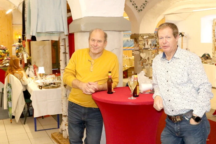 Übrigens: Kekse kosten und Glühwein trinken sah man am Samstag unter anderen Zahnarzt Hermann Lackner, Gymnasialprofessorin Anna Ragossnig, die Feuerwehrkommandanten Freddy Becker (FF Passering) und Thomas Köfer (FF Kappel/Krappfeld) sowie eine starke Abordnung der Kulturbühne Krappfeld. 