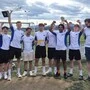 Eine Mannschaft in weißen Trikots jubelt. Einer hält einen Pokal in die Höhe.