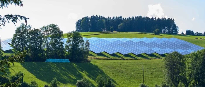Eine große PV-Anlage bei Sonnenschein.