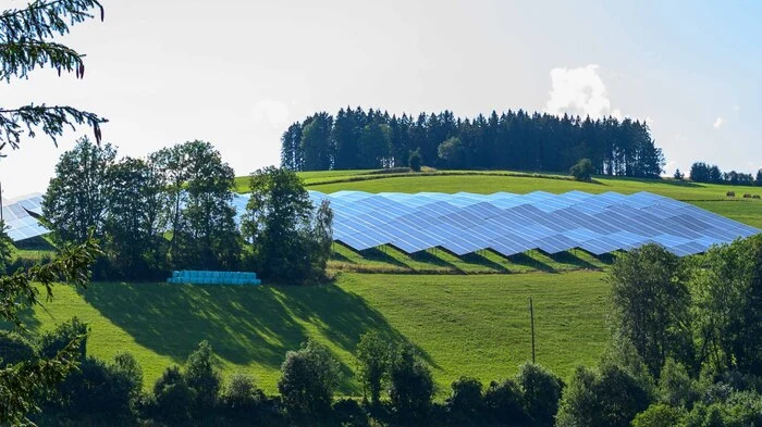 Eine große PV-Anlage bei Sonnenschein.