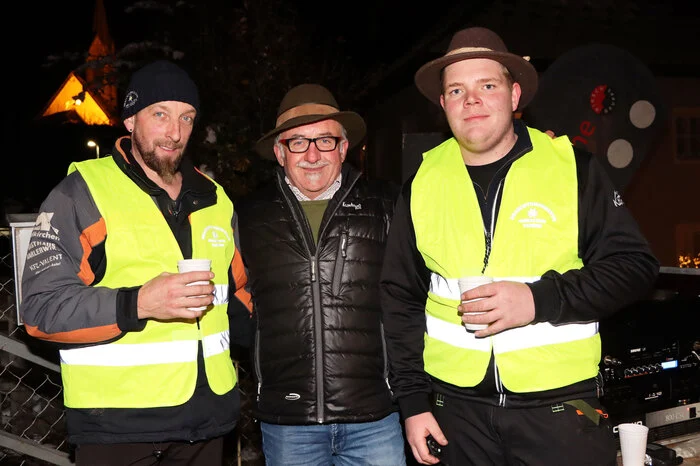 Der Obmann der Brauchtumsgruppe Ossiacher Tauern, Martin Lorber (links), mit seinem Perchtenbeauftragten Nikolas Wagner (rechts) und Dorfgemeinschafts-Obmann Diethard Knes.