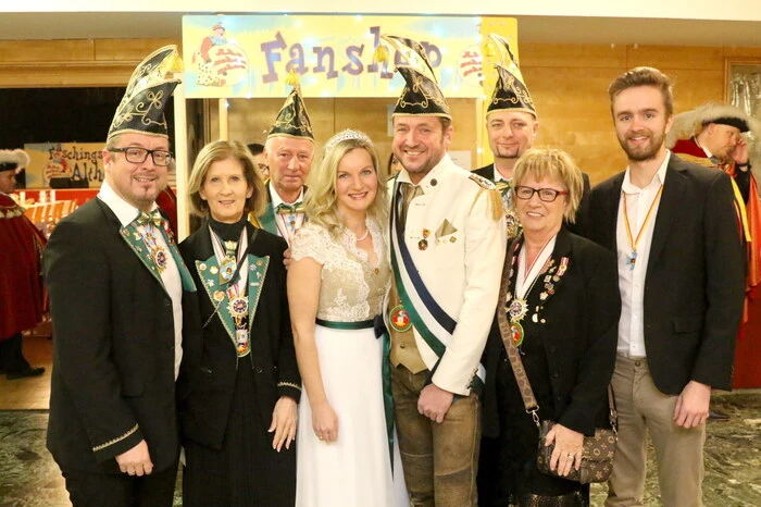Aus dem Lachen nicht heraus kamen neben mehreren Gilden aus dem Bezirk unter anderen „Hausherr“ Bürgermeister Walter Zemrosser, Internistin Wilhelmine Pipam, „Prechtlhof“ Poldi Kraßnitzer, die Wirtsleute Marlies Moser und Walter Neugebauer, „Murauer Bier“-Logistikleiter Roland Maurer, BÖF Kärnten-Landespräsident Bruno Arendt sowie das Landesprinzenpaar Elisabeth und Christian Sommer (Mitte).