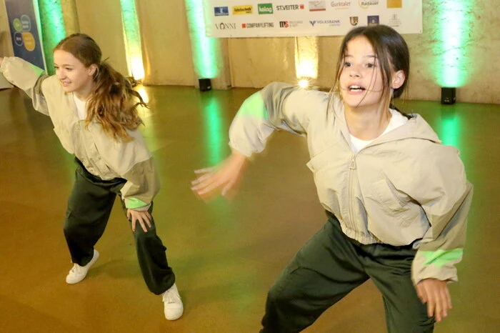  Ein Video von diesem außergewöhnlichen Ball gibt es auf Facebook Kleine Zeitung St. Veit/Feldkirchen zu sehen! Klicken Sie sich durch die Fotogalerie! 