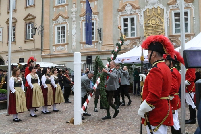 Beim Aufstellen passierte dann ein Missgeschick, das Schwert der Freyung ist abgebrochen