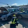 Eine Kollision zwischen zwei Fahrzeugen. Davor steht ein Feuerwehrmann in Einsatzkleidung.