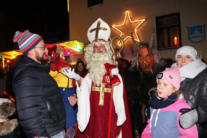 Zu Beginn verteilte der Nikolaus an die braven Kinder Geschenke.