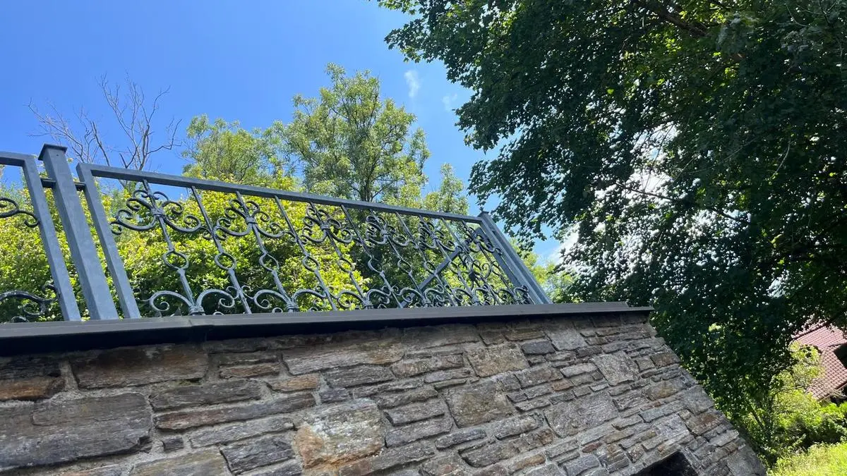 Dieses Geländer wurde dem Buben zum Verhängnis