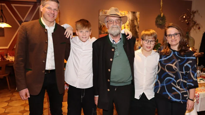 Sie haben ordentlich gefeiert: Theo Kelz (Mitte) mit Tochter Andrea Sickl (rechts) und Familie.