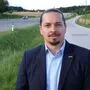 Ein Mann steht an einer Straße.