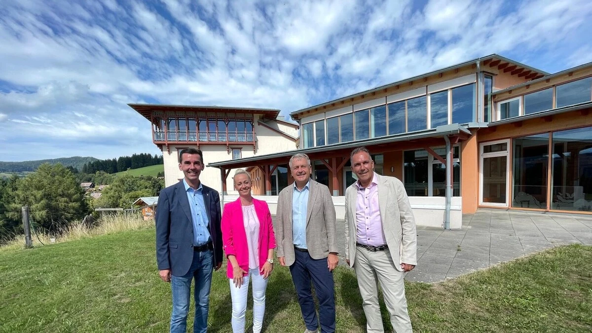 Josef Ofner, Klaudia Schuster, Gerhard Wendl und Jürgen Schuster vor dem Hotel in Knappenberg 