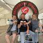 Machen heuer gemeinsame Sache: Stephan Loibnegger, Josef Habich, Linda Habich (von links). Das Wiesn-Bier kommt aus dem Tank  