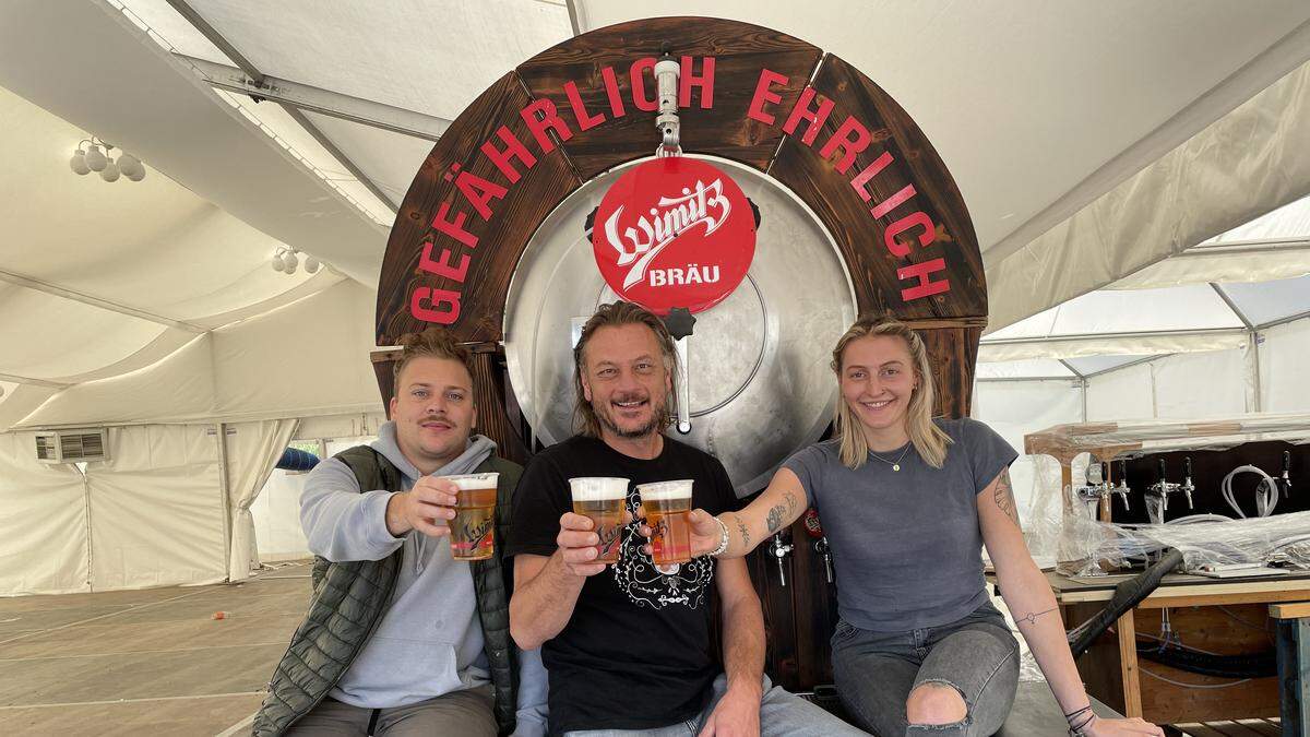 Machen heuer gemeinsame Sache: Stephan Loibnegger, Josef Habich, Linda Habich (von links). Das Wiesn-Bier kommt aus dem Tank  