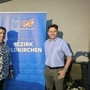 Zwei Herren vor einem FPÖ-Banner. Sie blicken beide in die Kamera. 