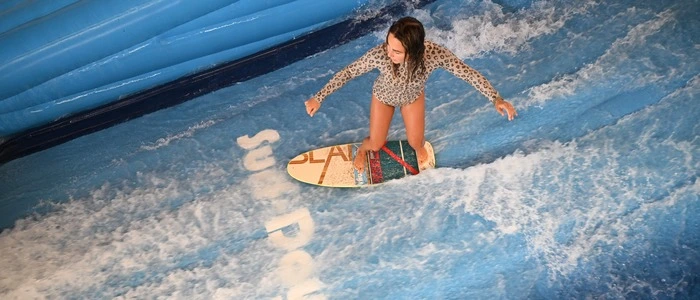 Eine Frau auf einem Surfbrett reitet die Wellen