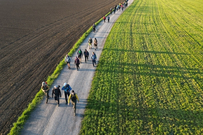 Das heurige Vierberge-Wetter ist perfekt, die Pilger werden von Sonnenschein begleitet
