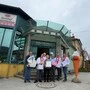 Menschen vor einem Gasthaus. Preise werden übergeben.