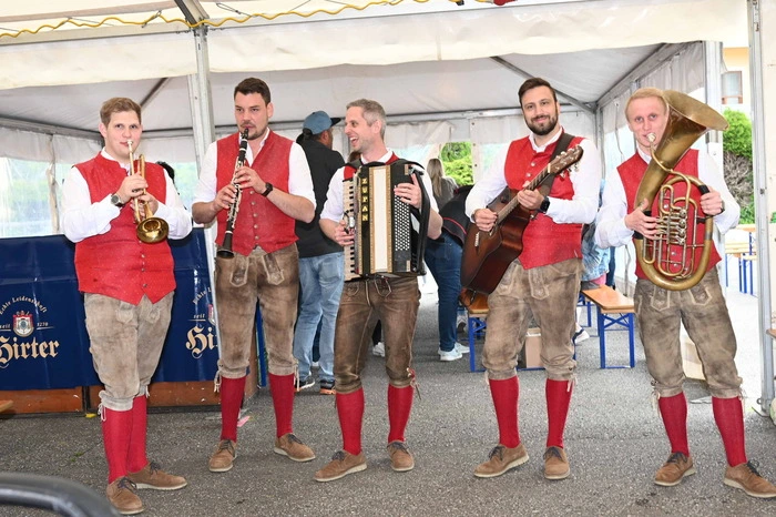 Nach den formalen Feierlichkeiten konnten sich die Gäste im Festzelt kulinarisch stärken, bei bester Unterhaltung mit den „Jungen fidelen Lavantaler“.