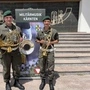Zwei Männer in militärischer Uniform mit ihren Instrumenten in der Hand 