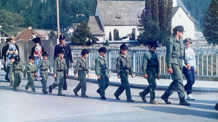 Der erste offizielle Auftritt der frischgegründeten Feuerwehrjugend in Thalsdorf 1986