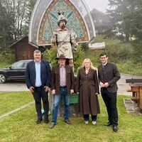 Vor dem Tatarmandl von links: Bürgermeister Wilfried Mödritscher, Kurt und Patricia Pichlkastner und Martin Gruber