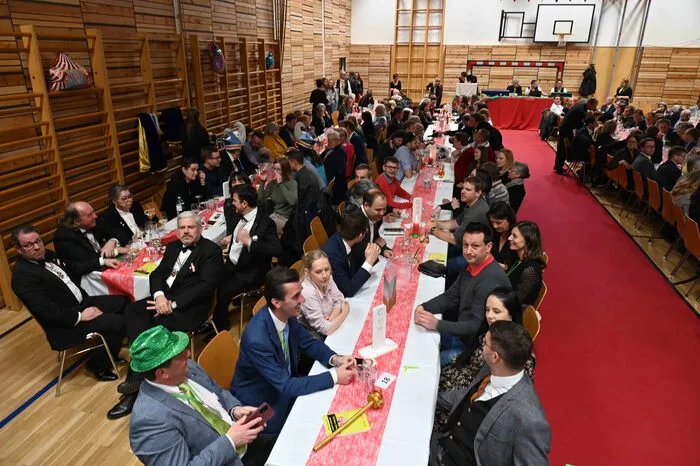 Der Saal wartete gespannt auf die Premierensitzung.