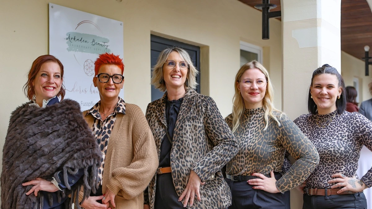 Vier topgestylte Frauen stehen in einer Reihe  | Doris Hauer (ganz links) mit ihrem Team 