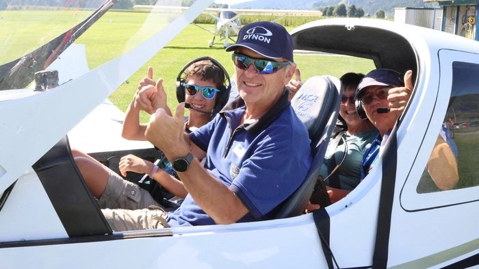 Kaum waren die ersten Motoren zu hören, wanderten die Blicke der Besucher schon Richtung Himmel. Beim Familienflugfest am Flugplatz Friesach-Hirt drehte sich am Wochenende alles um die Faszination Fliegen – und darum, diese Begeisterung mit der ganzen Familie zu teilen.