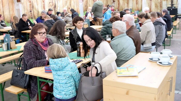 Auch wenn das Wetter am zweiten Wiesenmarktsonntag nicht ganz mitspielte. Das tat der guten Stimmung keinen Abbruch. Aufgrund des Dauerregens machte die Kleine Zeitung zu Mittag im Wimitz-Festzelt einen Einkehrschwung.